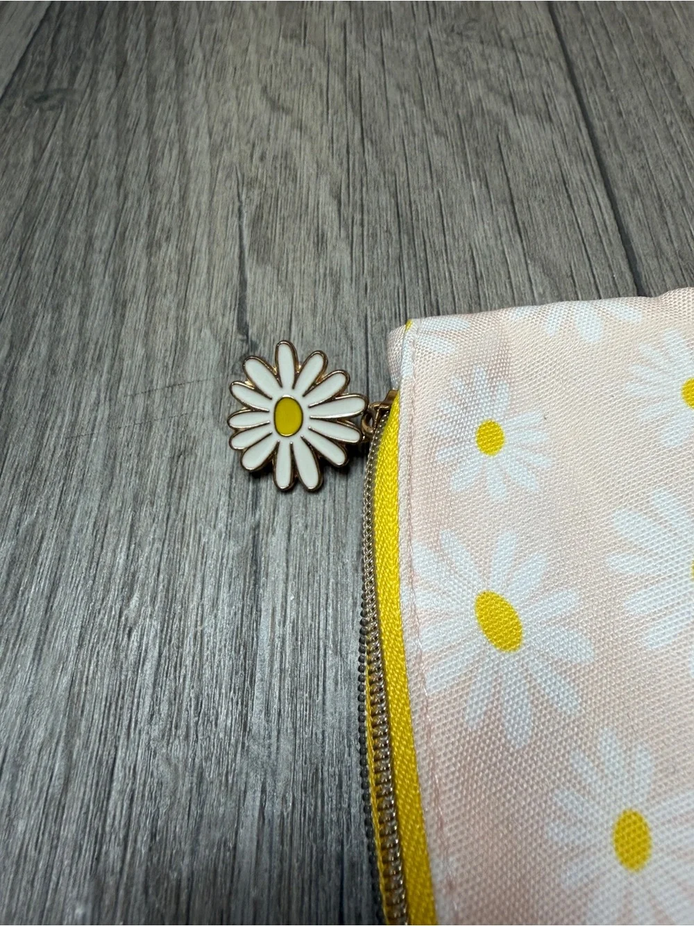 IPSY Daisy Floral Makeup Bag Cosmetic Pouch with Daisy Zipper Pull